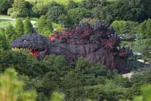 Plongez dans la gueule de Godzilla en tyrolienne au Japon