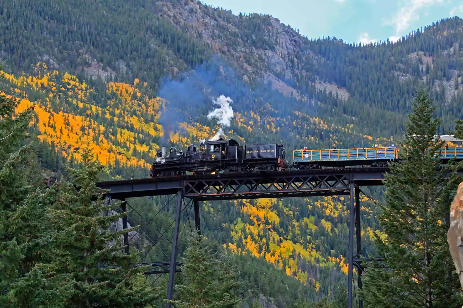 Vue du Georgetown Loop Railroad traversant un pont en automne