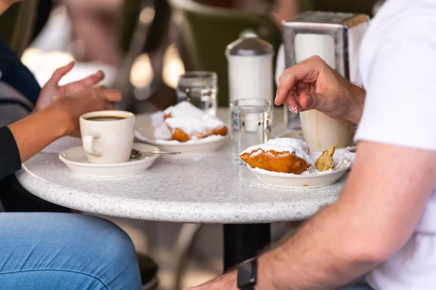 Personnes dégustant des beignets au Café du Monde