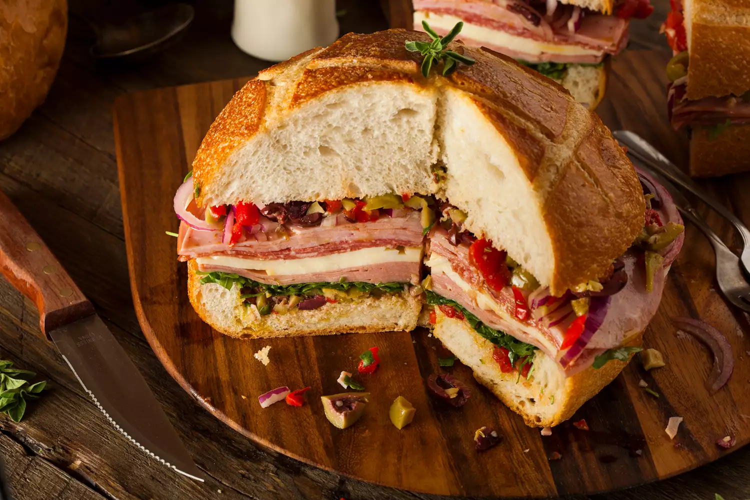 Un grand sandwich Muffuletta sur une assiette