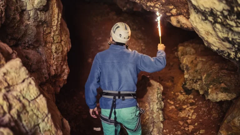 Aventure et Danger : Explorer les Grottes de Blue Hawk Mine