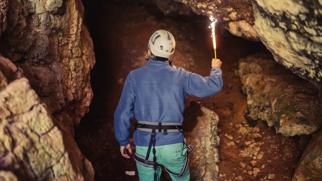 Aventure et Danger : Explorer les Grottes de Blue Hawk Mine