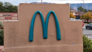 Découvrez le McDonald's unique aux arches turquoise en montagne