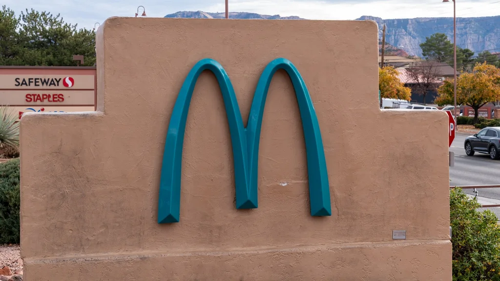 Découvrez le McDonald's unique aux arches turquoise en montagne