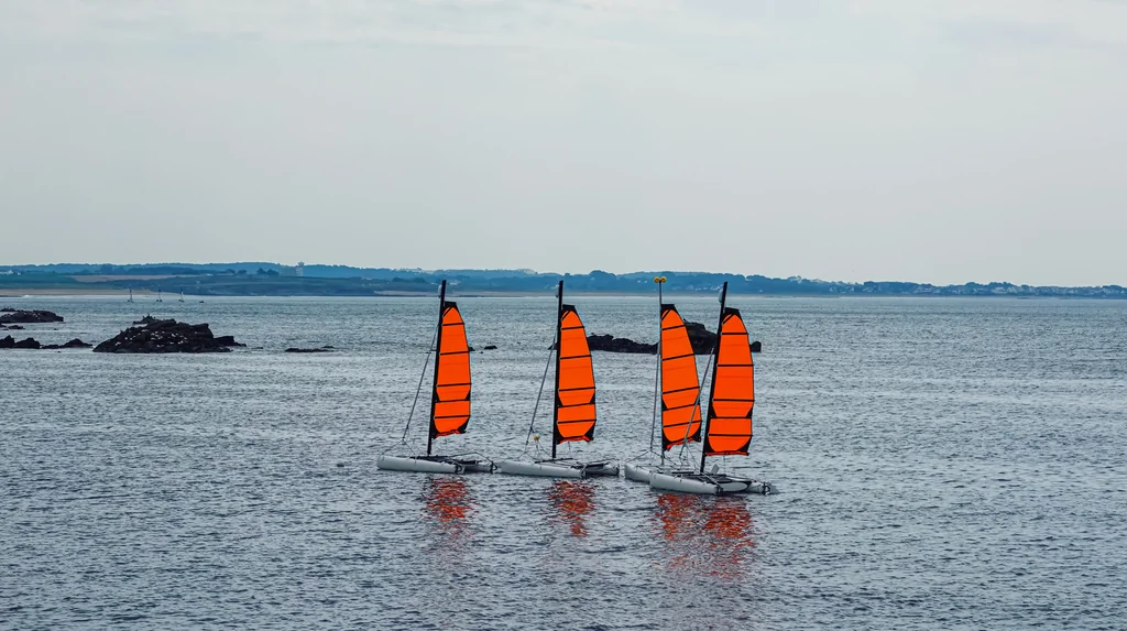 Apprenez la voile sur une plage européenne idyllique