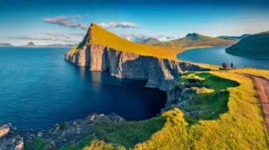Lac mirage: l'eau flotte au bord d'une falaise