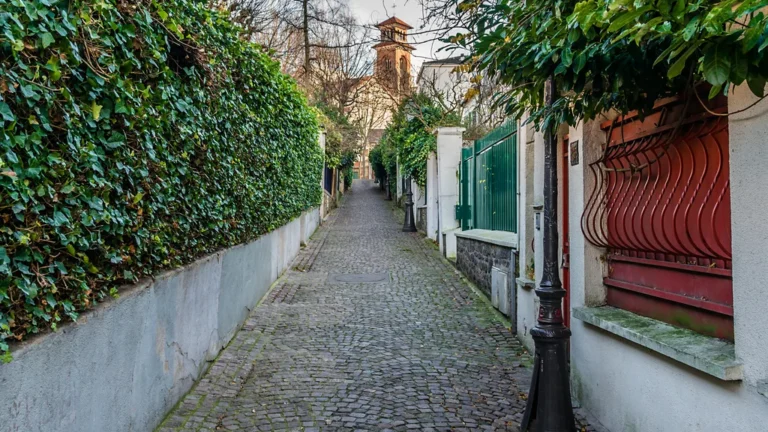 Échappez à la foule: découvrez une ville parisienne méconnue