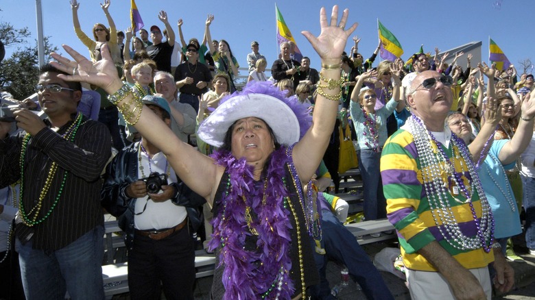 Foule célébrant Mardi Gras