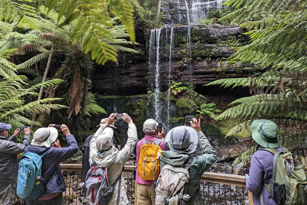 Des voyageurs se rassemblent pour photographier les chutes Russel en Australie