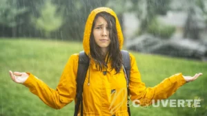 Camping : Cette astuce de survie méconnue permet de rester au chaud même mouillé