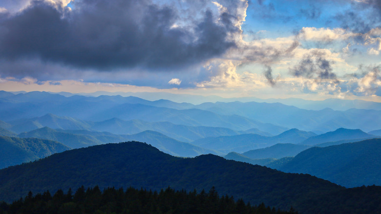 Couches successives des Blue Ridge Mountains sous un ciel nuageux près d'Asheville