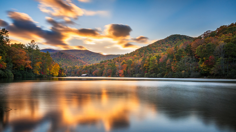 Lac et montagnes au coucher du soleil dans le Vogel State Park