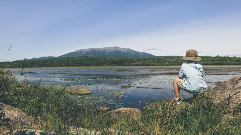 Enfant admirant la vue sur le Mont Katahdin