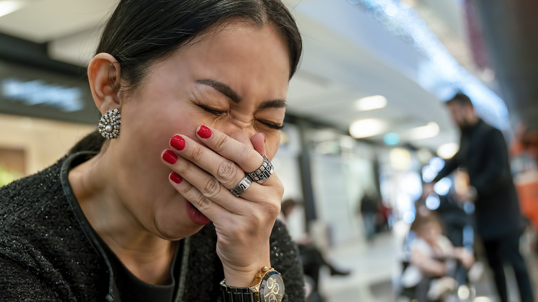 femme bâillant à l'aéroport