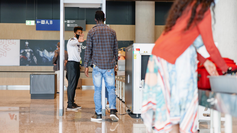 homme à la sécurité de l'aéroport