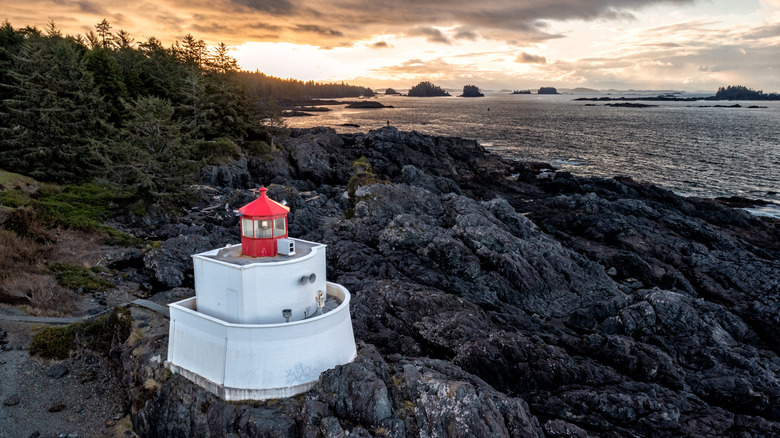 Le phare d'Amphitrite à Ucluelet surplombant le Barkley Sound