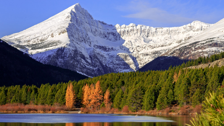 Montagnes dominant le lac Swiftcurrent à Glacier National Park