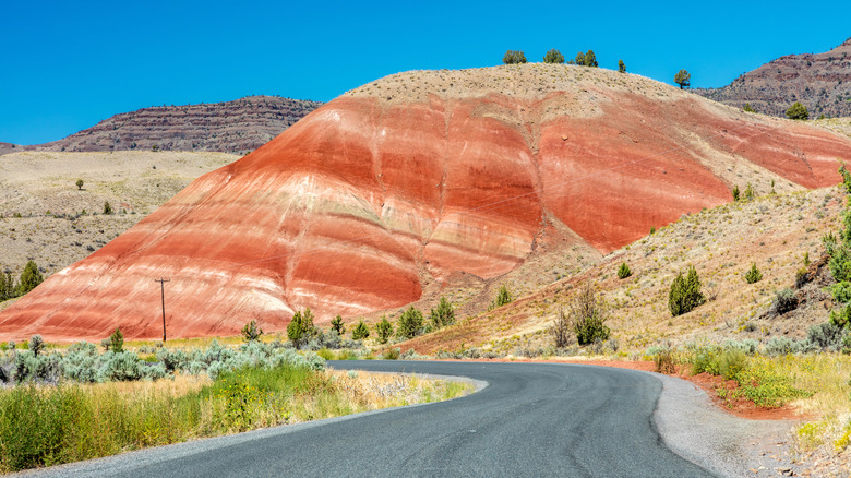 Route serpentant à travers les Painted Hills en Oregon