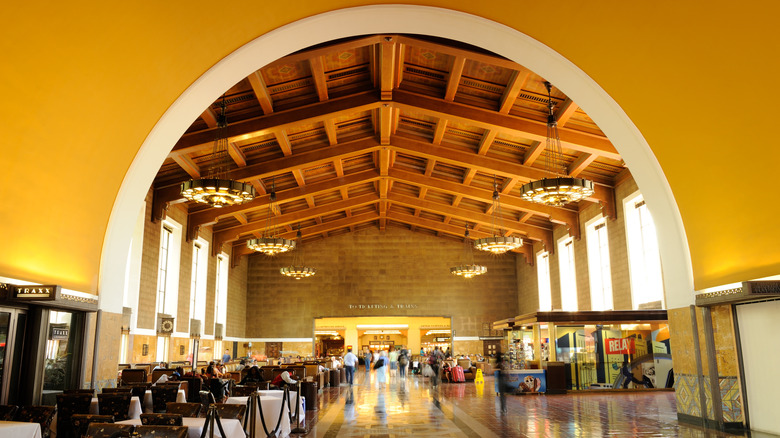 L'intérieur chaleureux d'Union Station, la gare la plus fréquentée de Los Angeles en Californie