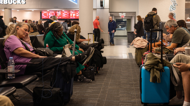 Passagers dans un terminal d'aéroport international