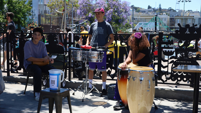 musiciens de rue sur Valencia Street