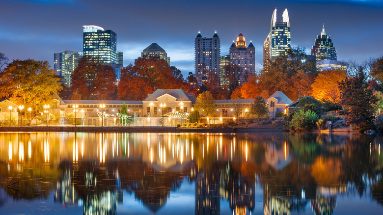 Skyline de Piedmont Park à Atlanta, Géorgie, en automne de nuit.
