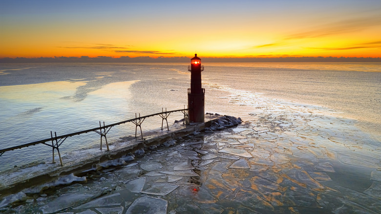 Paysage hivernal d'un phare sur le lac Michigan
