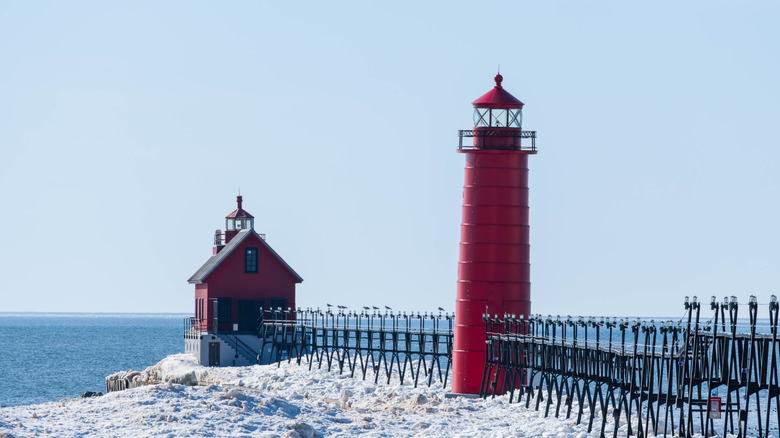 Phare de Grand Haven pris dans les glaces