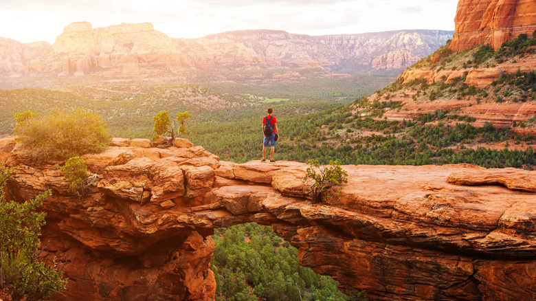 Pont naturel en roche rouge à Sedona