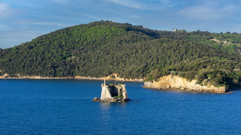 La tour Scola isolée dans les eaux du Golfe des Poètes en Italie