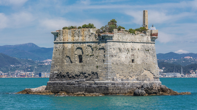 Détail de la structure en pierre de la tour Scola au milieu de la mer