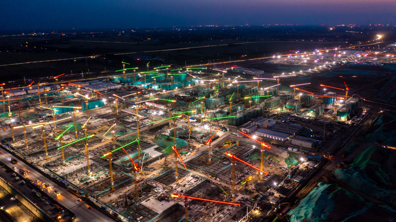 Vue aérienne d'une ville en construction au lever du soleil