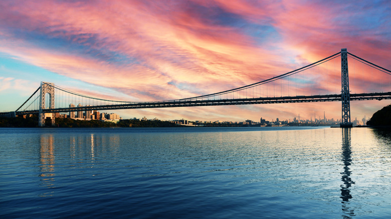 le pont George Washington avec la silhouette de New York en arrière-plan depuis le Fort Lee Historic Park