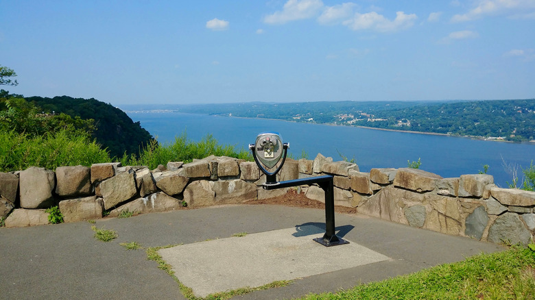 un belvédère pittoresque le long du fleuve Hudson à la frontière du New Jersey et de New York