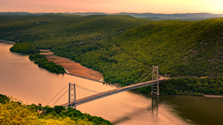 le pont Bear Mountain traversant le fleuve Hudson vers le parc d'État de Bear Mountain