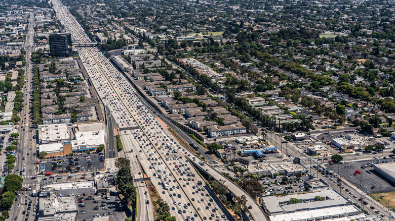 Vue aérienne du trafic dense sur Sepulveda Boulevard