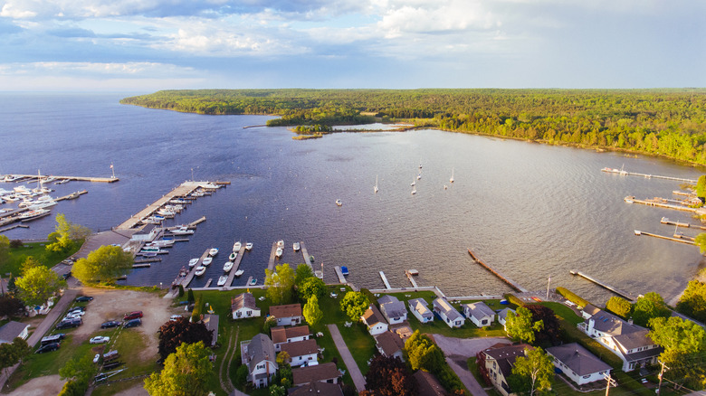 Vue aérienne de la baie à Fish Creek, Wisconsin, avec des quais, des bateaux et des forêts