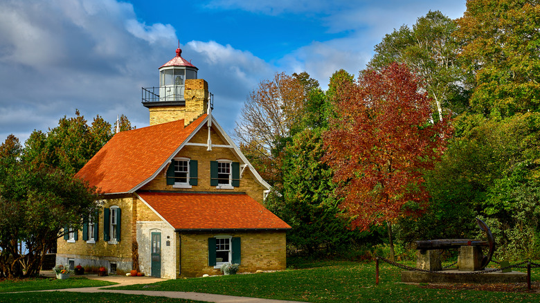Le phare en briques Eagle Bluff du XIXe siècle entouré d'arbres