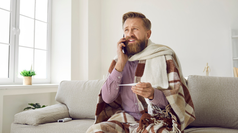 homme téléphonant pour un arrêt maladie