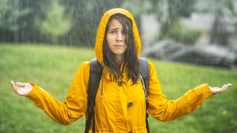Un randonneur à l'air perplexe sous la pluie