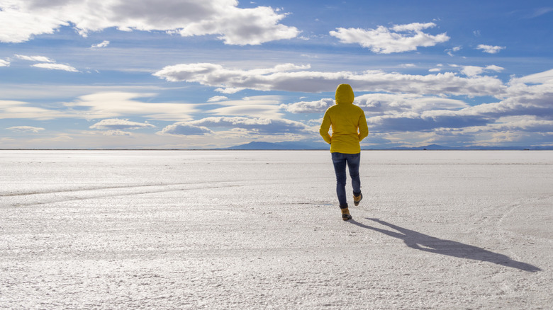 Personne marchant sur le lac salé de Bonneville Salt Flats