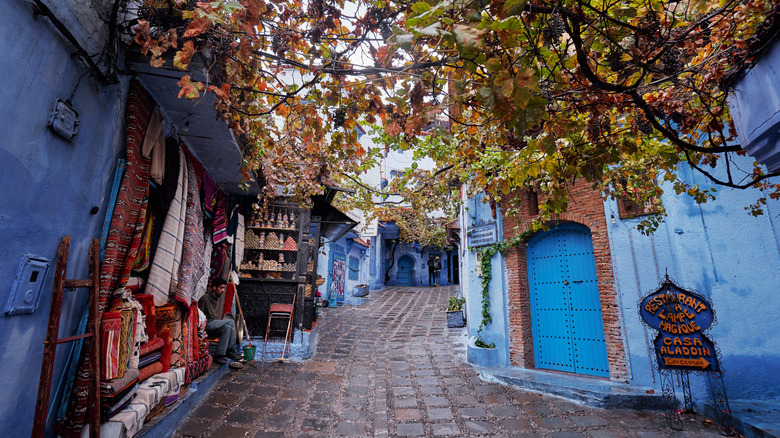 Rue colorée à Chefchaouen, Maroc