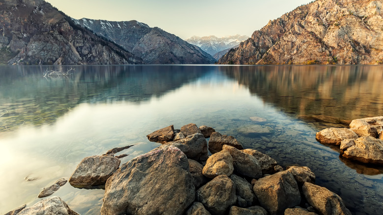 Vue du lac Sary-Chelek au Kirghizistan