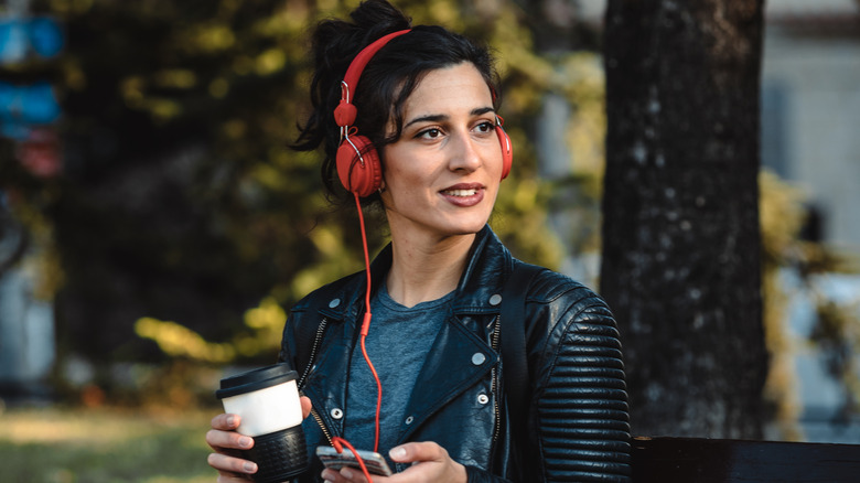 Une femme profite de sa musique avec un casque filaire rouge
