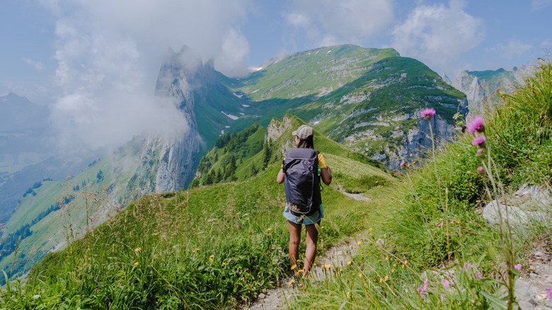 Femme en randonnée dans les Alpes suisses