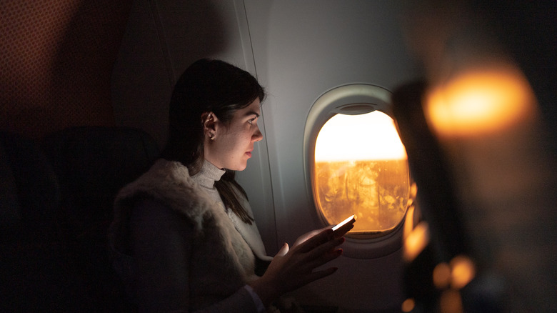 Femme anxieuse dans l'avion