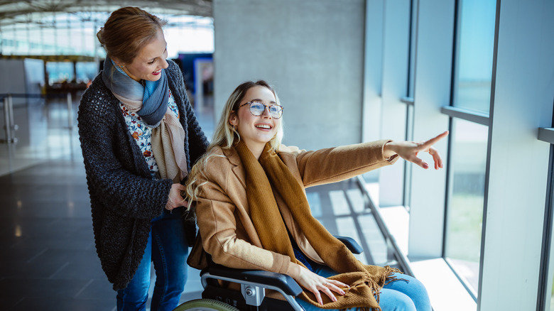 Femme en situation de handicap à l'aéroport