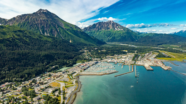 vue aérienne de Seward avec l'océan et les montagnes