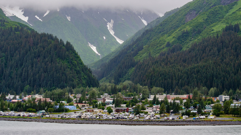 ville de Seward devant des montagnes couvertes de sapins