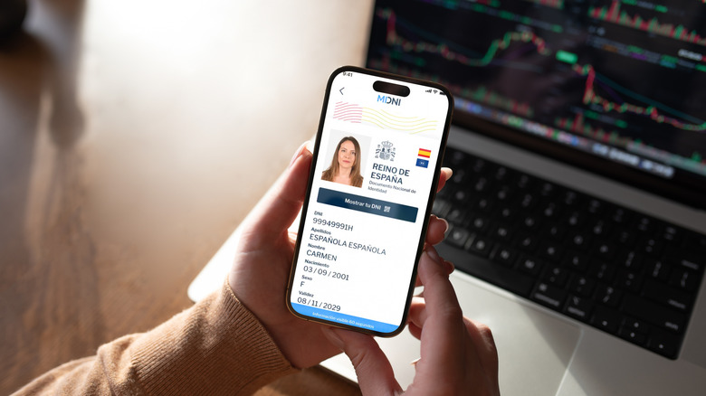 Femme tenant un smartphone affichant une identité numérique mobile